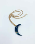 Collar luna de resina azul marmolada con cadena dorada