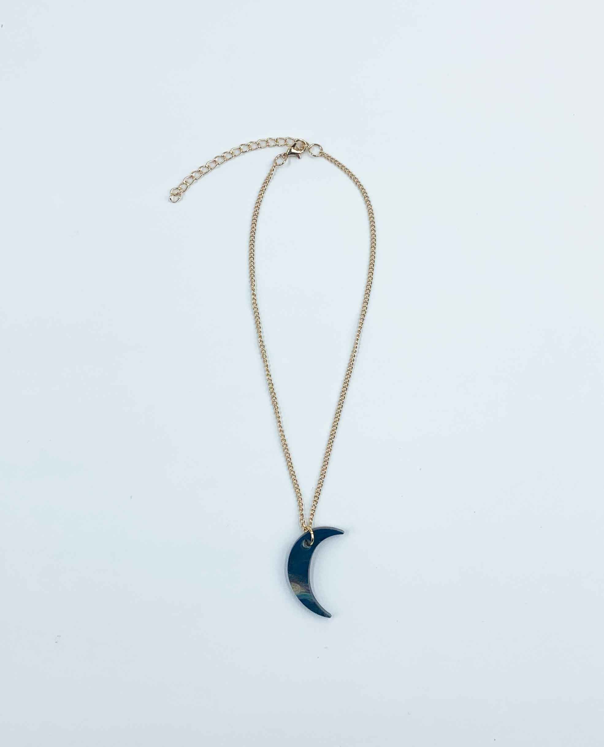 Collar luna de resina azul marmolada con cadena dorada