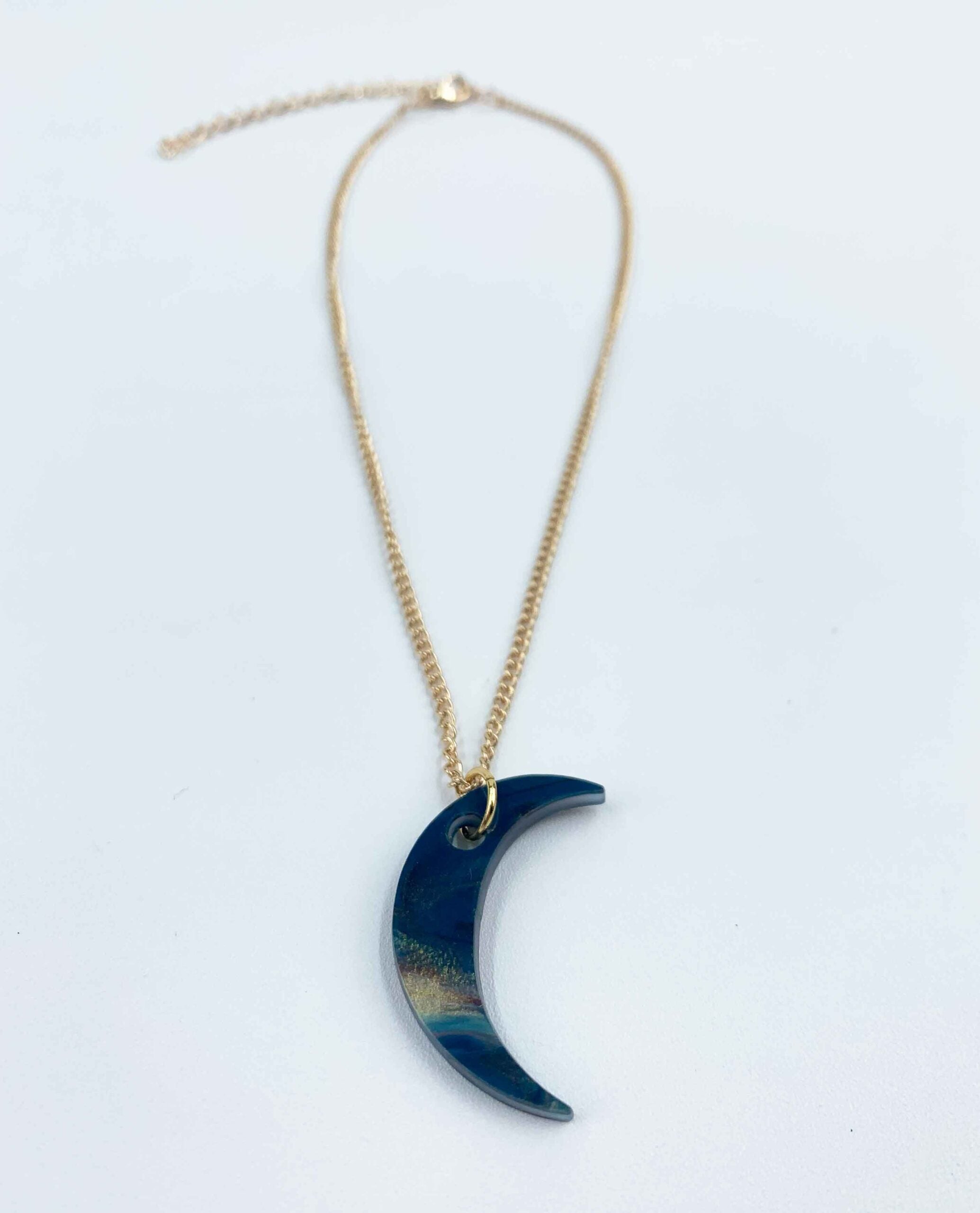 Collar luna de resina azul marmolada con cadena dorada