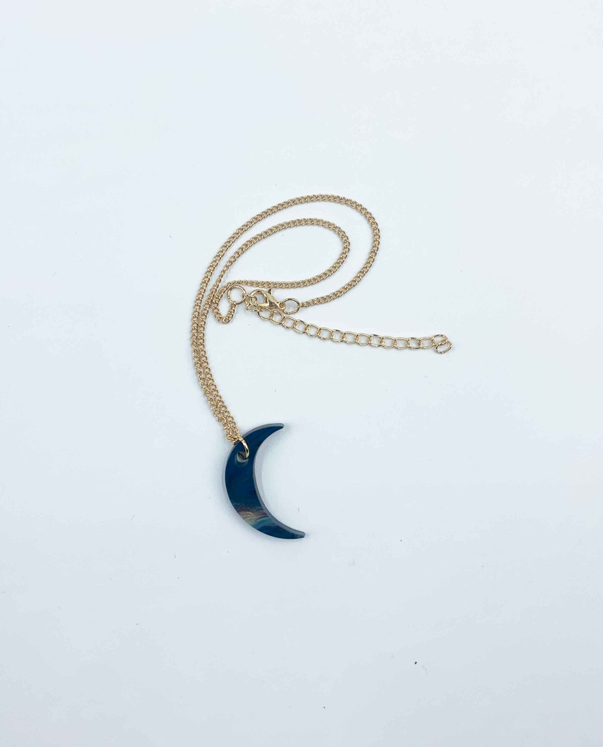 Collar luna de resina azul marmolada con cadena dorada