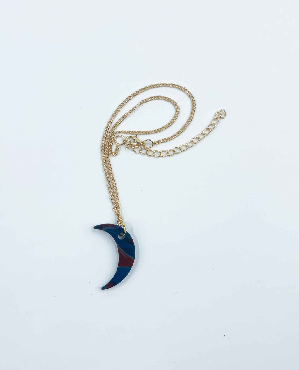 Collar luna de resina azul marmolada con cadena dorada