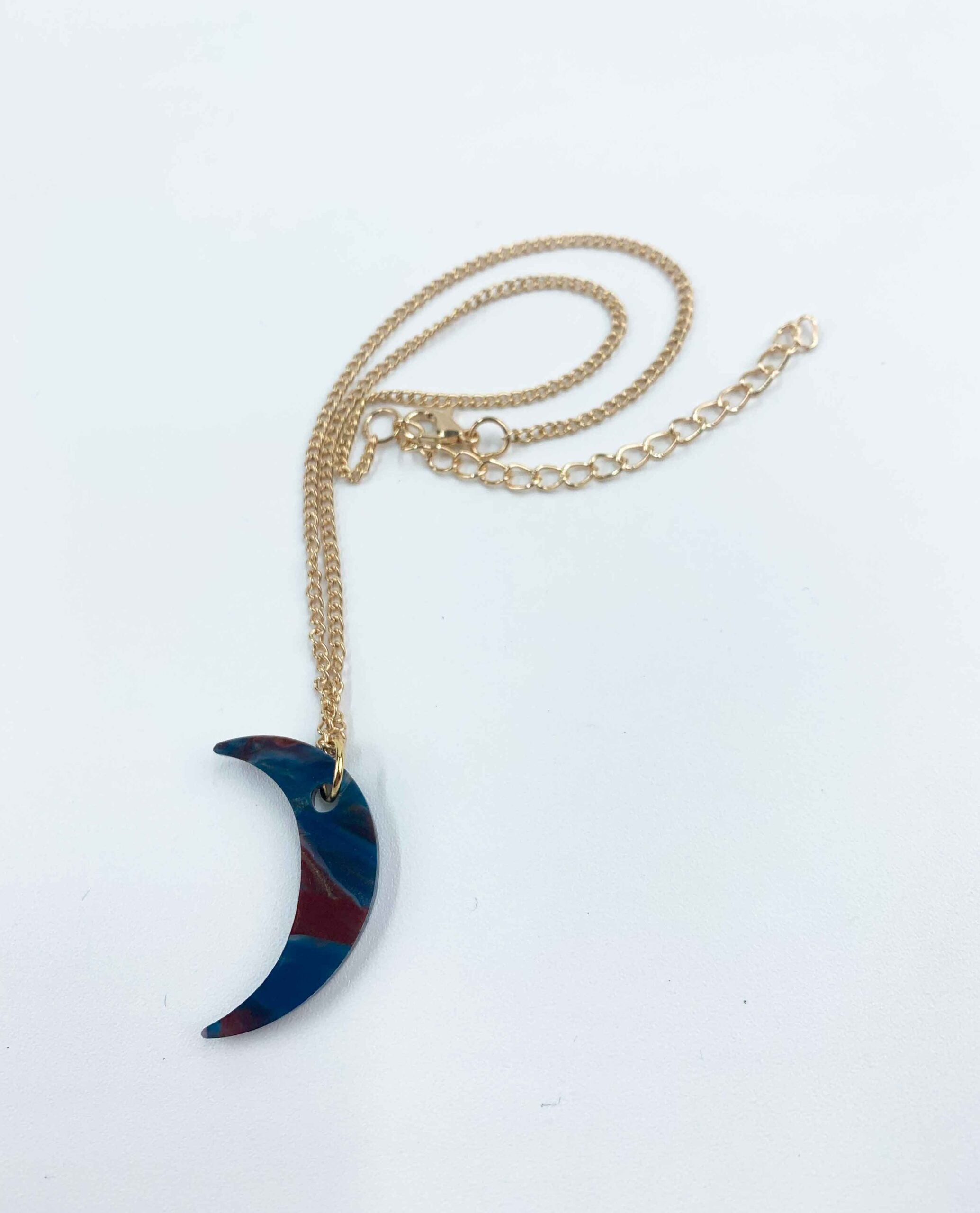 Collar luna de resina azul marmolada con cadena dorada