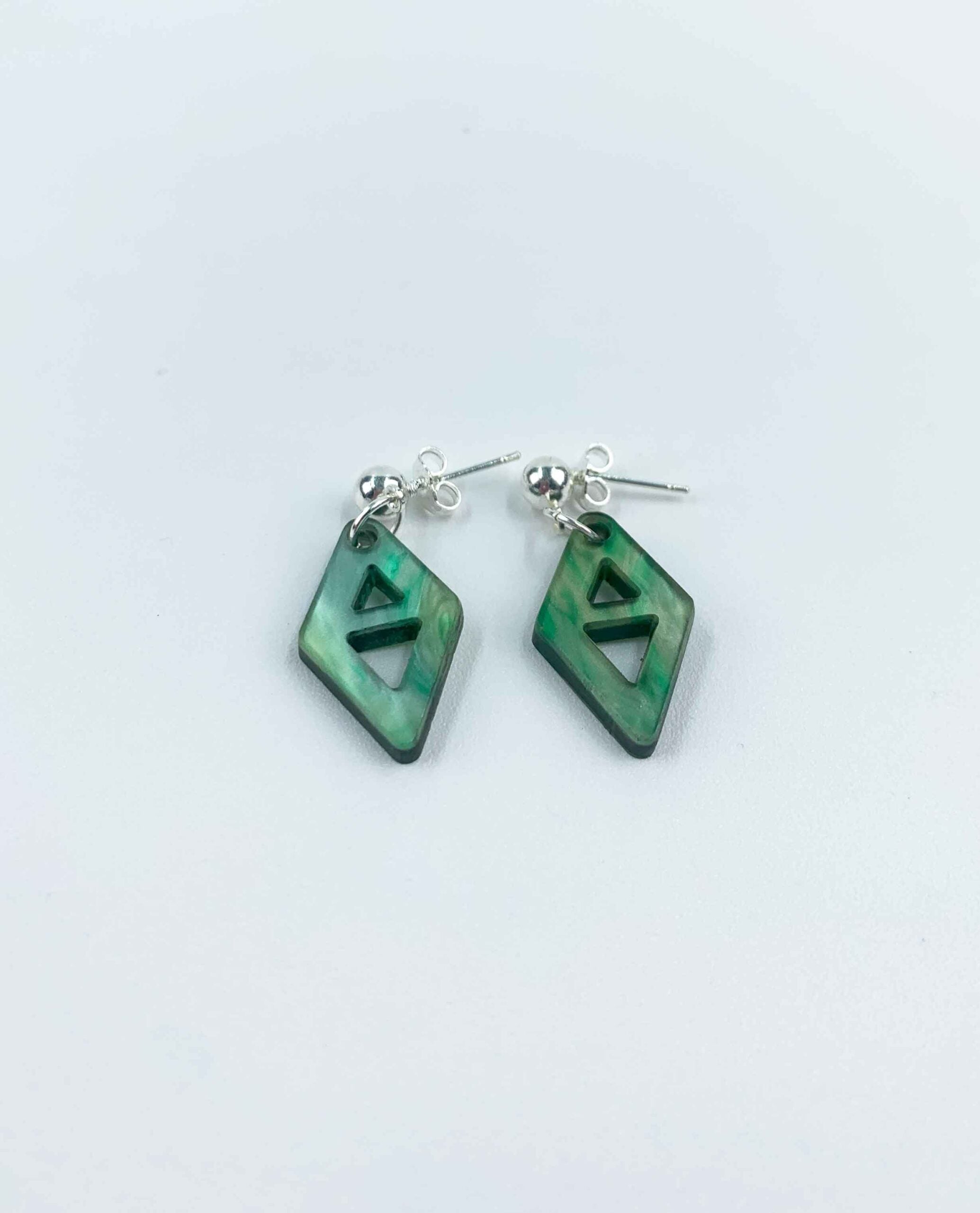 Pendientes geométricos de resina verde marmolada