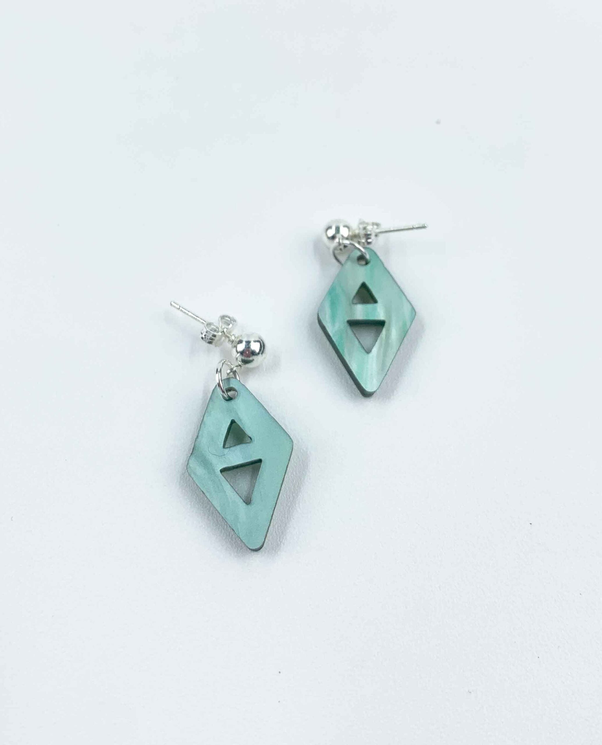 Pendientes geométricos de resina verde marmolada